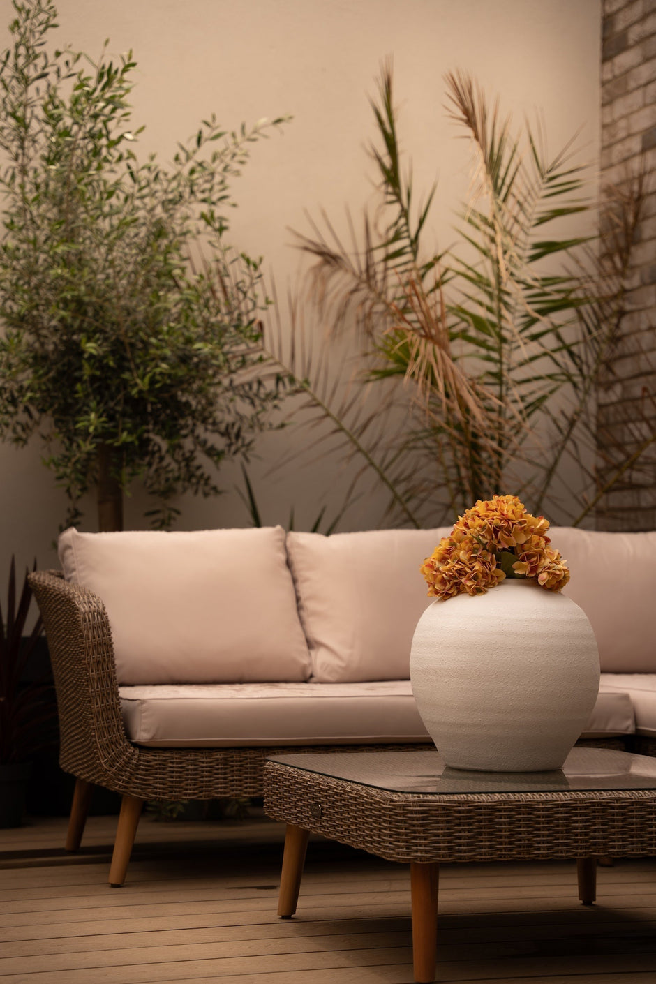 How Outdoor Furniture Rental Helps Stage Properties for Lettings