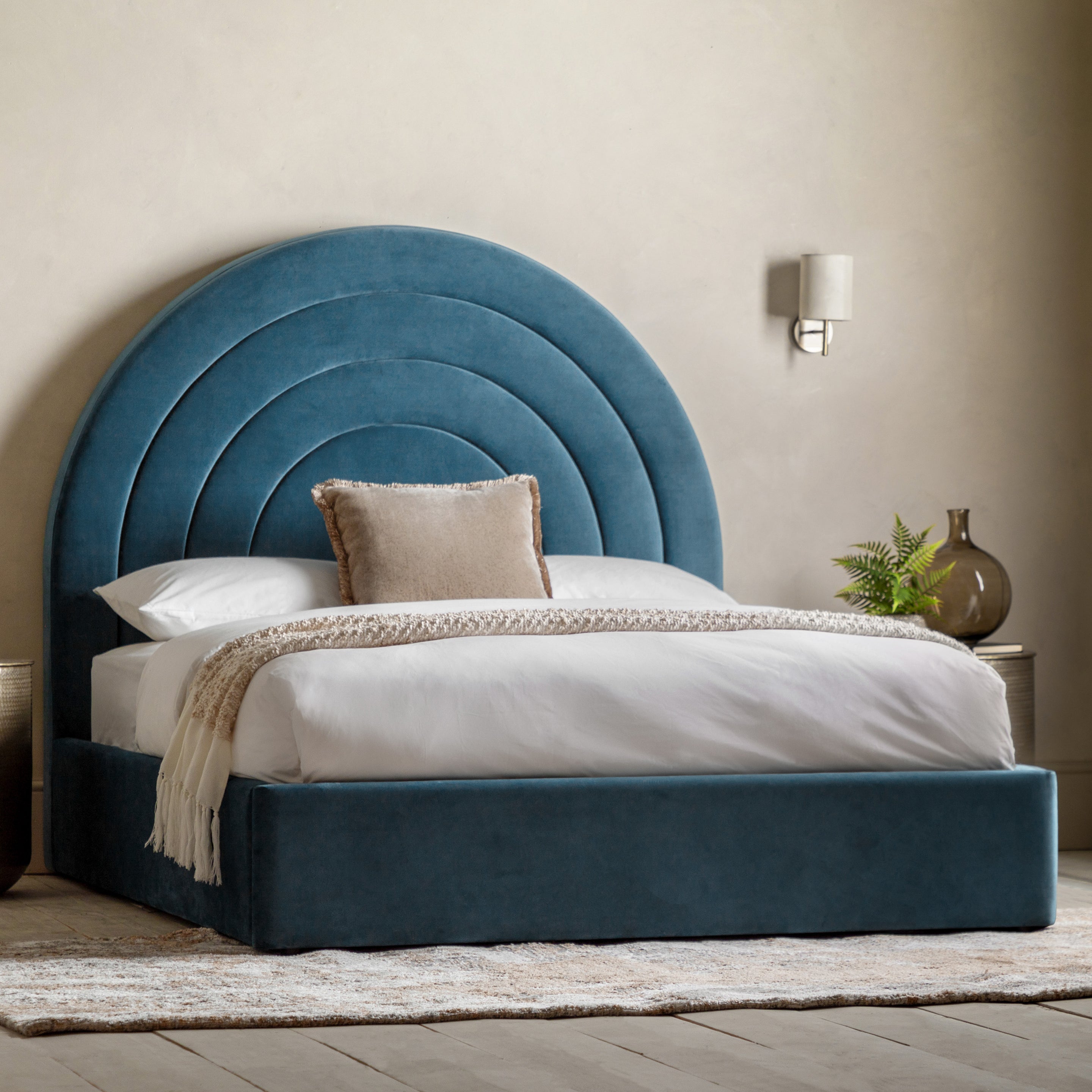 Gaudi Bed Kingfisher lifestyle