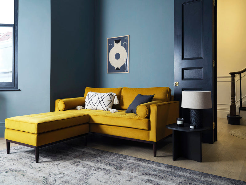 mies-2-seater-sofa-with-ottoman-MODEL02-CONF-02-VM-lifestyle
